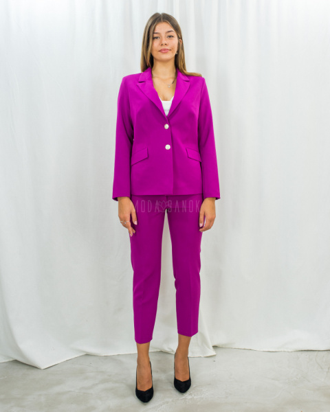 Fuksjowa elegancka marynarka o luźnym kroju z ozdobnymi guziczkami MTM - MODA SANOK