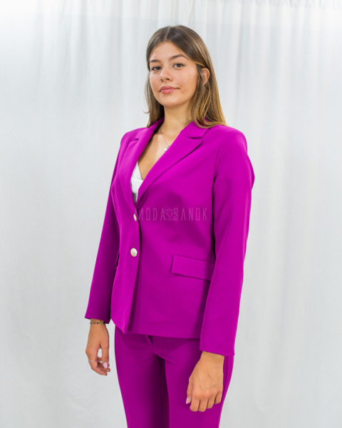 Fuksjowa elegancka marynarka o luźnym kroju z ozdobnymi guziczkami MTM - MODA SANOK