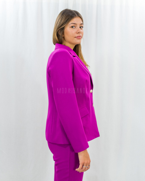 Fuksjowa elegancka marynarka o luźnym kroju z ozdobnymi guziczkami MTM - MODA SANOK