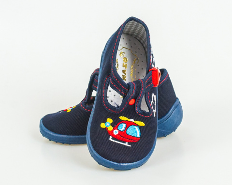 Granatowe pantofle chłopięce z aplikacją czerwono-żółtego helikoptera NAZO - MODA SANOK