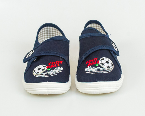 Granatowe pantofle chłopięce z aplikacją piłki, zapinane na rzep NAZO - MODA SANOK