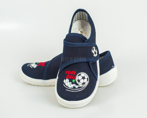 Granatowe pantofle chłopięce z aplikacją piłki, zapinane na rzep NAZO - MODA SANOK