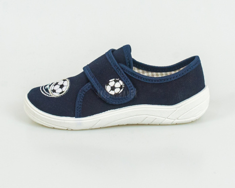 Granatowe pantofle chłopięce z aplikacją piłki, zapinane na rzep NAZO - MODA SANOK