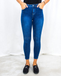 Niebieskie dopasowane elastyczne jeansy z efektem przetarcia na przodzie - MODA SANOK