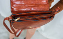 Brązowa torebka na ramię z pikowanym przodem i złotymi elementami G&T - MODA SANOK