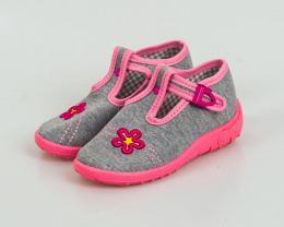 Szare pantofle dziewczęce z różowymi wstawkami i z różowym naszytym kwiatkiem NAZO - MODA SANOK