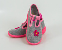 Szare pantofle dziewczęce z różowymi wstawkami i z różowym naszytym kwiatkiem NAZO - MODA SANOK