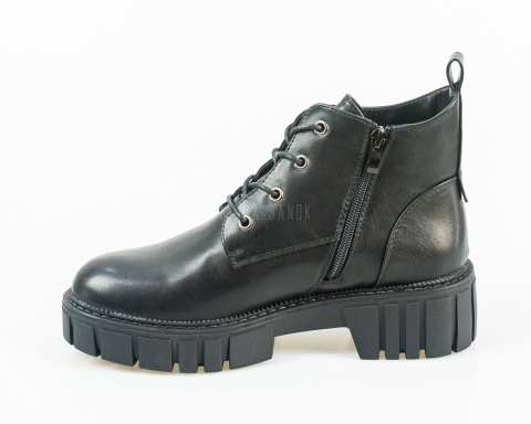 Damskie buty na platformie w kolorze czarnym sznurowane na cztery dziurki i zasuwane na zamek - MODA SANOK