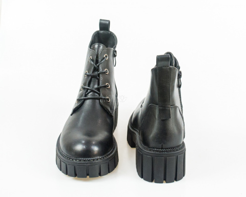 Damskie buty na platformie w kolorze czarnym sznurowane na cztery dziurki i zasuwane na zamek - MODA SANOK