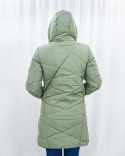 Damska długa kurtka płaszcz zimowy w kolorze oliwkowym z ozdobnymi przeszyciami VOLCANO - MODA SANOK