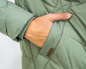 Damska długa kurtka płaszcz zimowy w kolorze oliwkowym z ozdobnymi przeszyciami VOLCANO - MODA SANOK