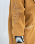 Damski beżowy uniwersalny płaszczyk z ozdobnymi ściągaczami na rękawach zapinany - MODA SANOK