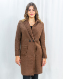 Damski ciepły płaszcz narzutka w kolorze brązowym z kieszeniami zapinany na dwa guziczki - MODA SANOK