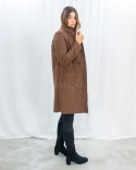 Damski ciepły płaszcz narzutka w kolorze brązowym z kieszeniami zapinany na dwa guziczki - MODA SANOK