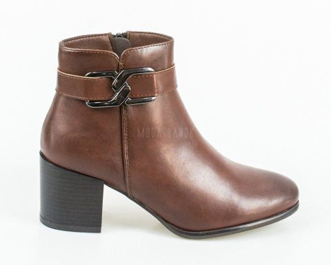 Damskie eleganckie brązowe botki na obcasie z ozdobną sprzączką w kolorze złotym - MODA SANOK