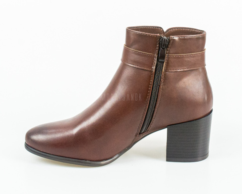 Damskie eleganckie brązowe botki na obcasie z ozdobną sprzączką w kolorze złotym - MODA SANOK