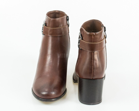 Damskie eleganckie brązowe botki na obcasie z ozdobną sprzączką w kolorze złotym - MODA SANOK