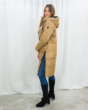 Długa damska kurtka płaszcz zimowy w kolorze beżowym z kapturem zasuwana na zamek VOLCANO - MODA SANOK