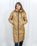 Długa damska kurtka płaszcz zimowy w kolorze beżowym z kapturem zasuwana na zamek VOLCANO - MODA SANOK