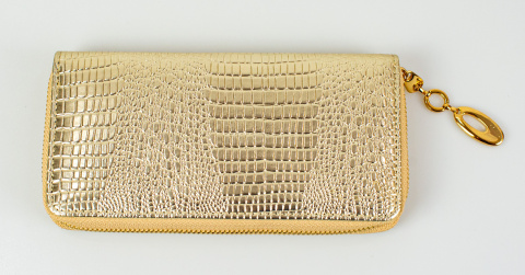 Duży damski portfel we wzór skórki węża w kolorze złotym zasuwany na zamek z ozdobną przywieszką - MODA SANOK