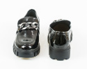 Lakierowane czarne damskie loafersy na platformie z masywnym łańcuszkiem w kolorze srebrnym - MODA SANOK