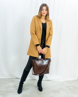 Prosty elegancki damski płaszcz w kolorze beżowym zapinany na dwa guziczki - duże rozmiary - MODA SANOK