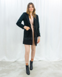 Prosty elegancki damski płaszcz w kolorze czarnym zapinany na dwa guziczki - duże rozmiary - MODA SANOK