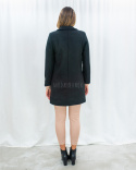 Prosty elegancki damski płaszcz w kolorze czarnym zapinany na dwa guziczki - duże rozmiary - MODA SANOK
