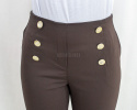 Spodnie BB eleganckie z gumką w pasie i dwurzędowymi złotymi guzikami w kolorze brązowym - MODA SANOK