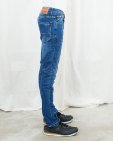 Spodnie jeansy męskie w kolorze niebieskim z żółtą nicią i czerwonymi elementami na kieszeniach - MODA SANOK