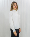 Biała elegancka damska bluzka z ozdobnym złotym guziczkiem i marszczeniem z przodu - MODA SANOK