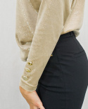 Damski welurowy brokatowy sweterek w kolorze beżowym z dekoltem w łódkę i złotymi guziczkami na rękawach - MODA SANOK