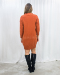 Długa sukienka sweterkowa gładka z półgolfem i ściągaczami w rudym kolorze Maritza - MODA SANOK