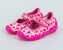 Dziewczęce buciki pantofelki w kolorze różowym ze wzorem w motylki zapinane na rzep - MODA SANOK
