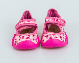 Dziewczęce buciki pantofelki w kolorze różowym ze wzorem w motylki zapinane na rzep - MODA SANOK
