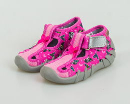 Dziewczęce różowe pantofle w kolorze różowym z uroczym wzorem i szarą podeszwą - MODA SANOK