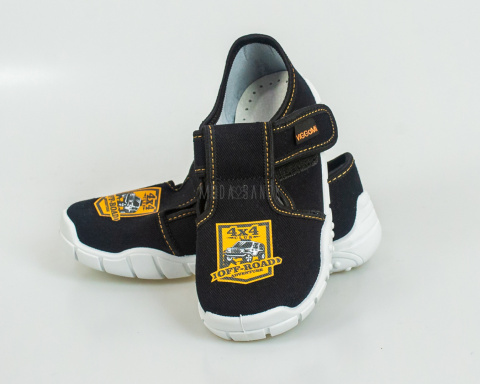 Uniwersalne chłopięce pantofle zapinane na rzep w ciemnym kolorze z żółtą aplikacją i obszyciem VIGGAMI - MODA SANOK