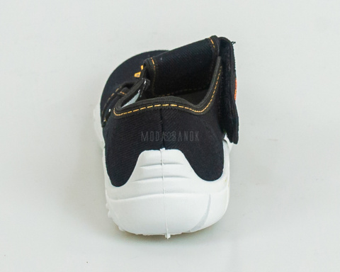 Uniwersalne chłopięce pantofle zapinane na rzep w ciemnym kolorze z żółtą aplikacją i obszyciem VIGGAMI - MODA SANOK