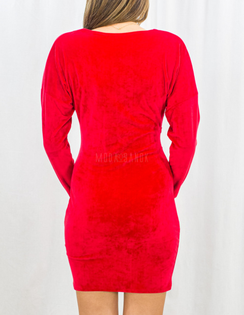 Welurowa klasyczna sukienka w kolorze jasnej czerwieni ze złotym ozdobnym łańcuszkiem - MODA SANOK