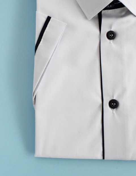 Biała koszula z krótkim rękawem i granatowymi wstawkami MIK - MODA SANOK