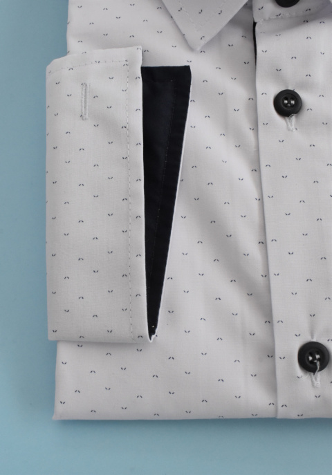 Chłopięca biała koszula z długim rękawem i wzorkiem MIK - MODA SANOK