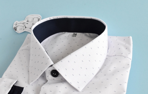 Chłopięca biała koszula z długim rękawem i wzorkiem MIK - MODA SANOK