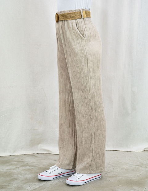 Jasno beżowe muślinowe spodnie na gumie z kieszeniami i paskiem - MODA SANOK