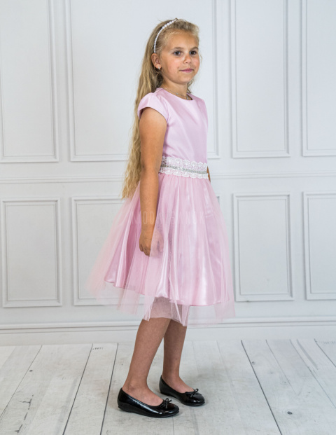 Wizytowa sukienkawkolorze pudrowego różu z koronkowym paskiem JOLANDA - MODA SANOK