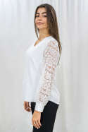 Elegancka bluzka damska w kolorze białym z długim koronkowym rękawem zakończona mankietem ANTURIA-MODA SANOK