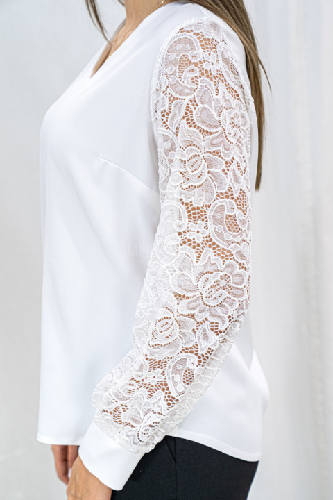 Elegancka bluzka damska w kolorze białym z długim koronkowym rękawem zakończona mankietem ANTURIA-MODA SANOK