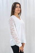 Elegancka bluzka damska w kolorze białym z długim koronkowym rękawem zakończona mankietem ANTURIA-MODA SANOK