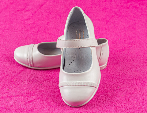 Białe balerinki komunijne z ozdobną lamówką z przodu KORNECKI MODA-SANOK