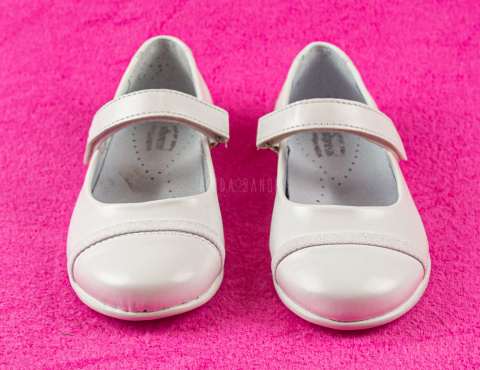 Białe balerinki komunijne z ozdobną lamówką z przodu KORNECKI MODA-SANOK