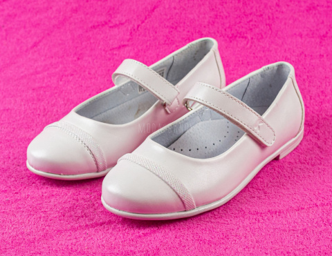 Białe balerinki komunijne z ozdobną lamówką z przodu KORNECKI MODA-SANOK